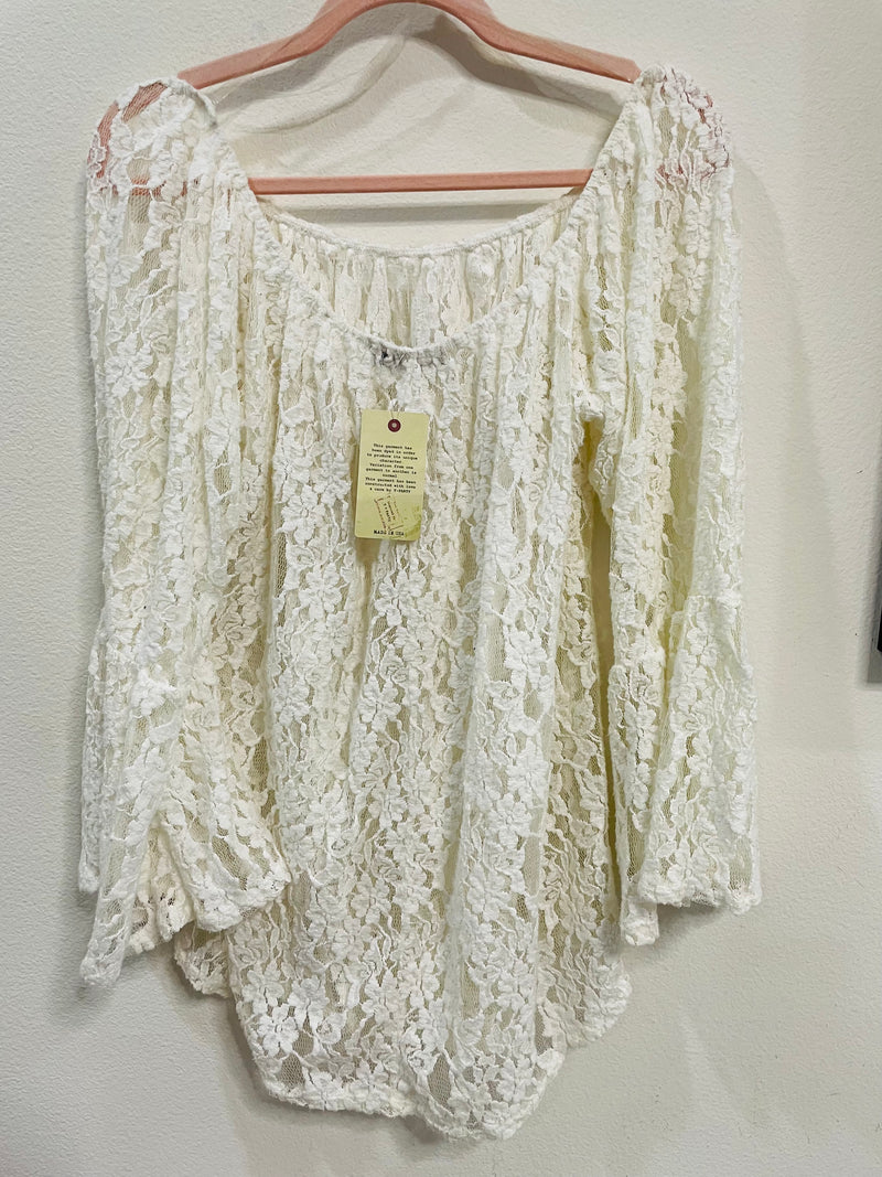 T PARTY LACE BELL SLEEVE TOP