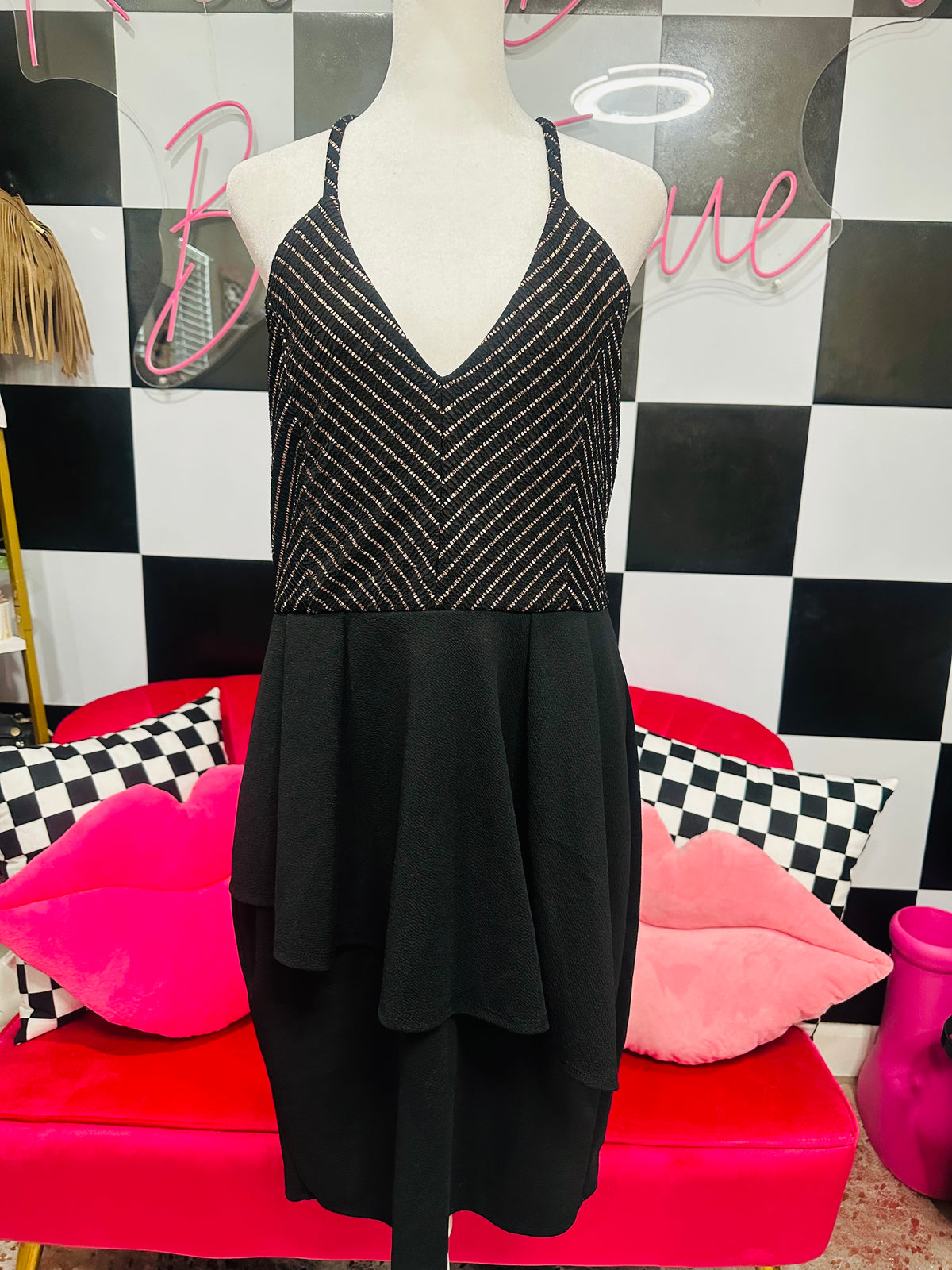 BLACK SLEEVELESS DRESS WITH CROSS CROSS DETAIL
