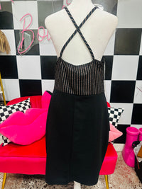 BLACK SLEEVELESS DRESS WITH CROSS CROSS DETAIL