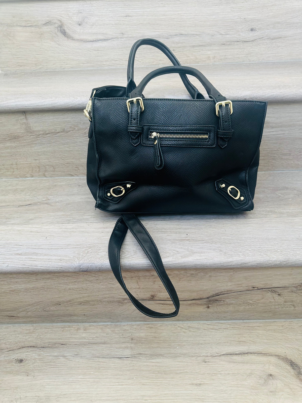 Square handbag with straps