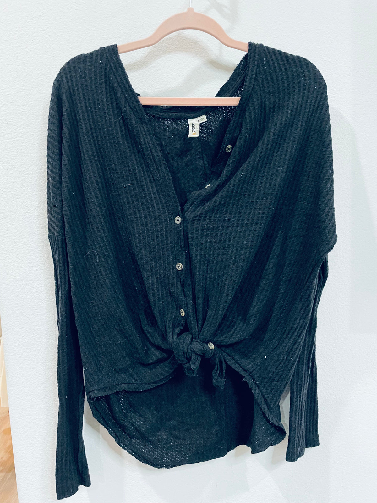 LARA BUTTON UP TUE FRONT WAFFLE KNIT TOP