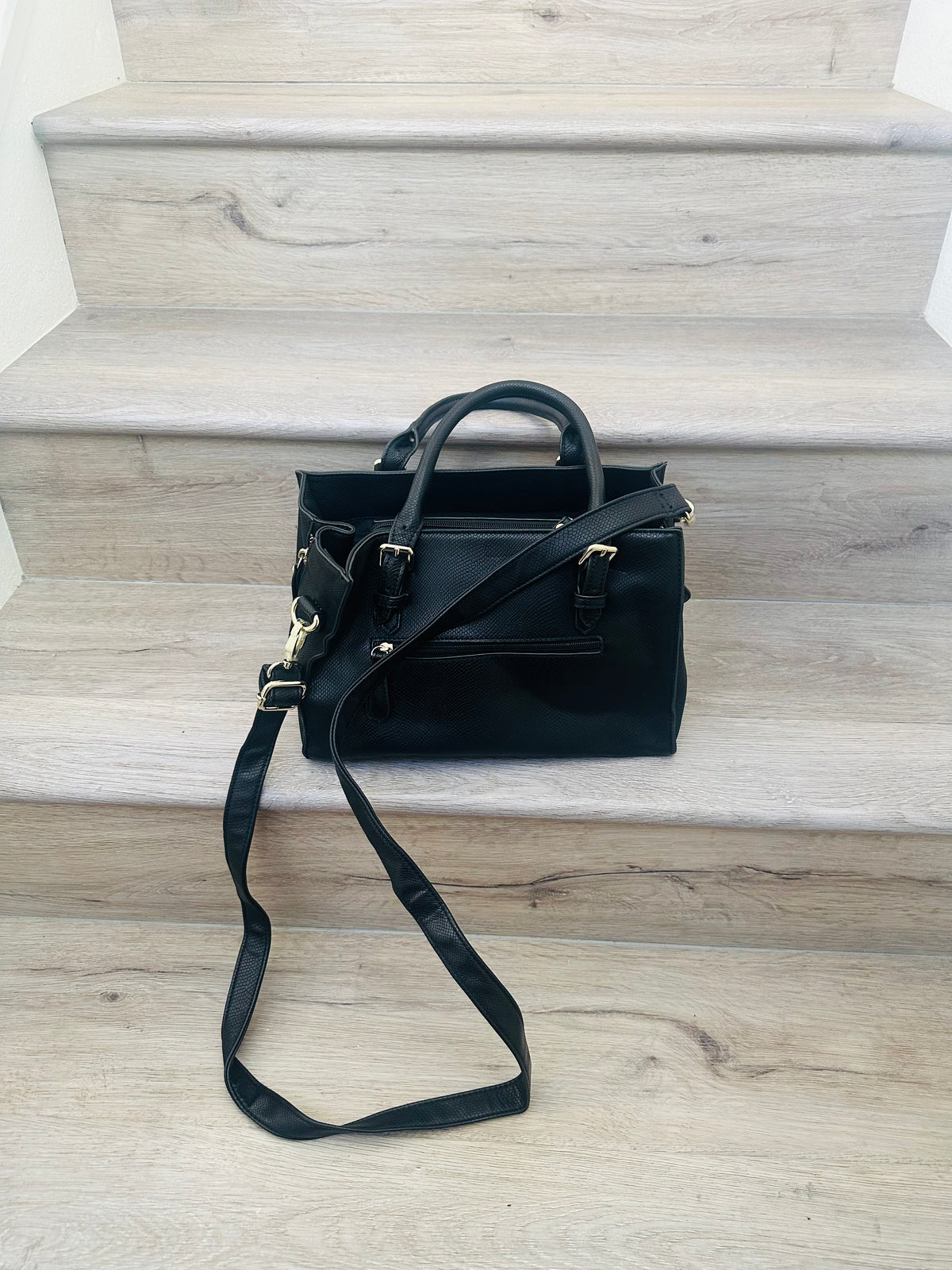 Square handbag with straps