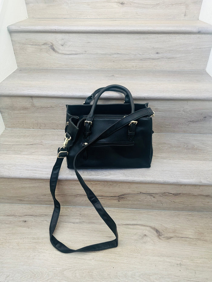 Square handbag with straps