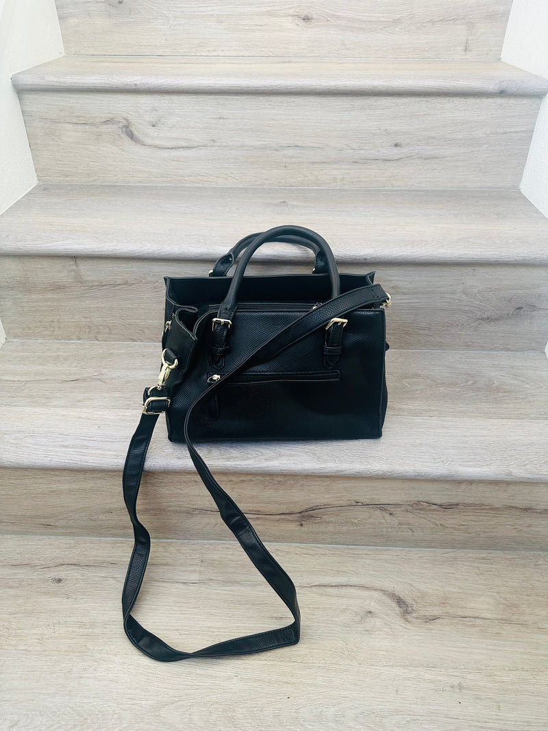 Square handbag with straps