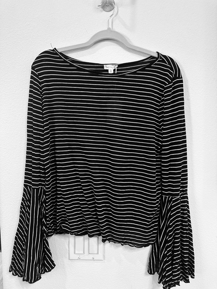 HEM & THREAD BELL SLEEVE TOP