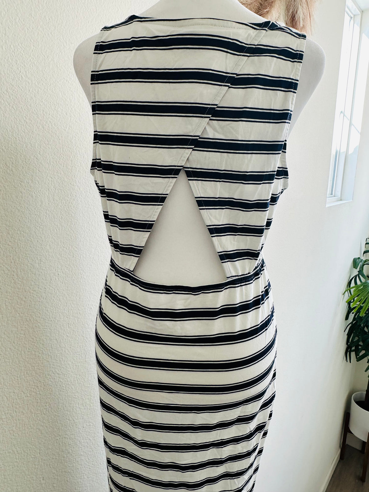 MAIN STRIP STRIPED KEY HOLE BACK MAXI