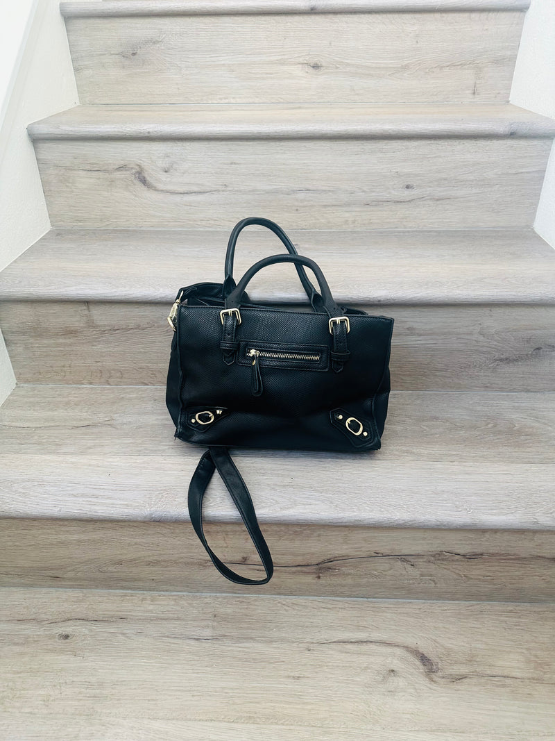 Square handbag with straps