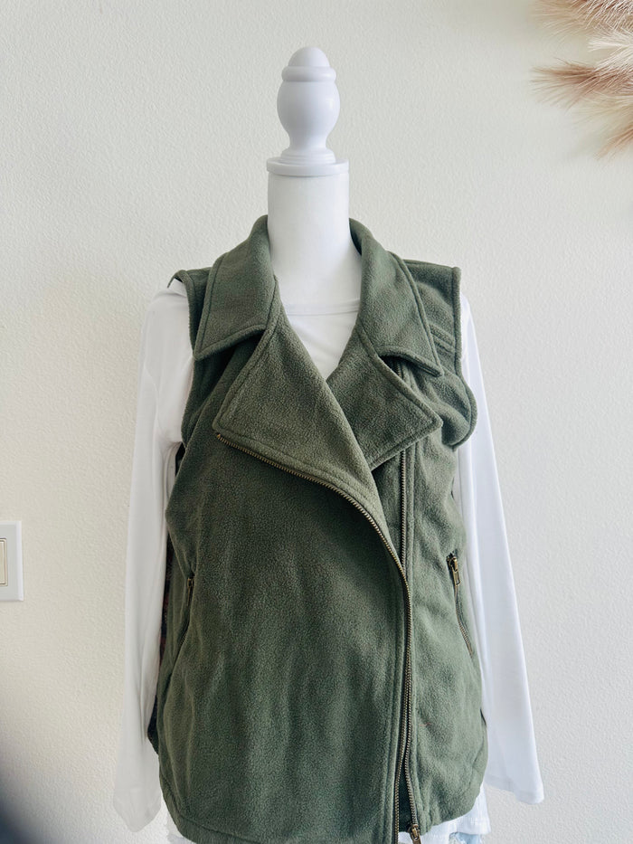 HEM AND THREAD CAMO VEST