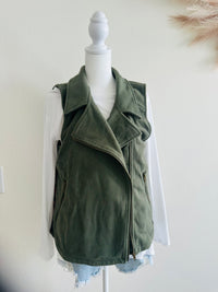 HEM AND THREAD CAMO VEST