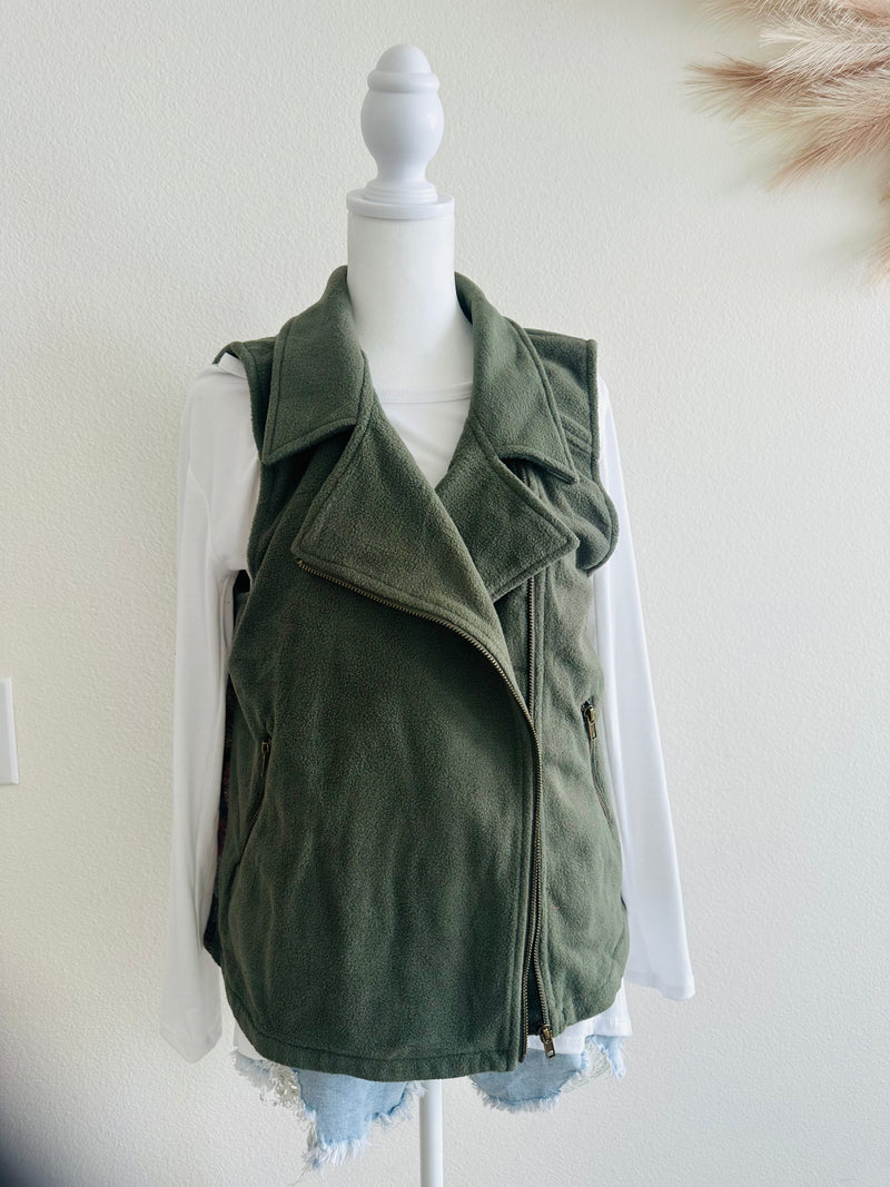HEM AND THREAD CAMO VEST