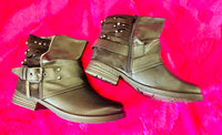 COMBAT BOOTIES WITH PEARL DETAIL ON BACK