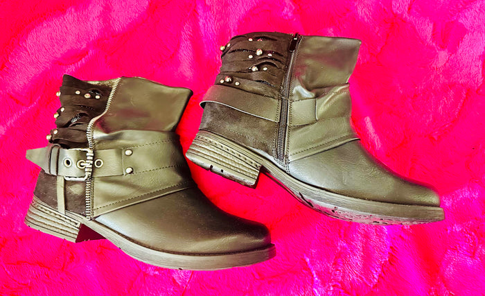 COMBAT BOOTIES WITH PEARL DETAIL ON BACK