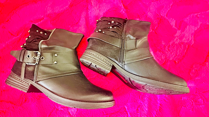 COMBAT BOOTIES WITH PEARL DETAIL ON BACK