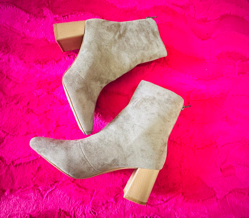 GRAY HEELED BOOTIEE