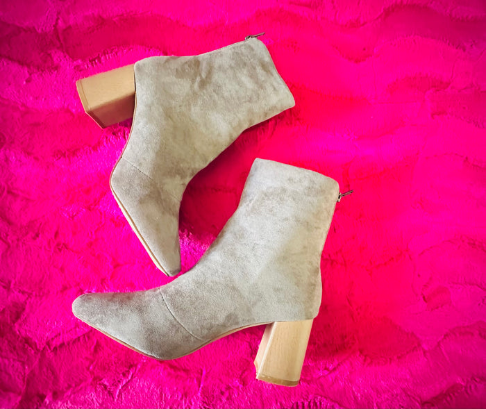 GRAY HEELED BOOTIEE