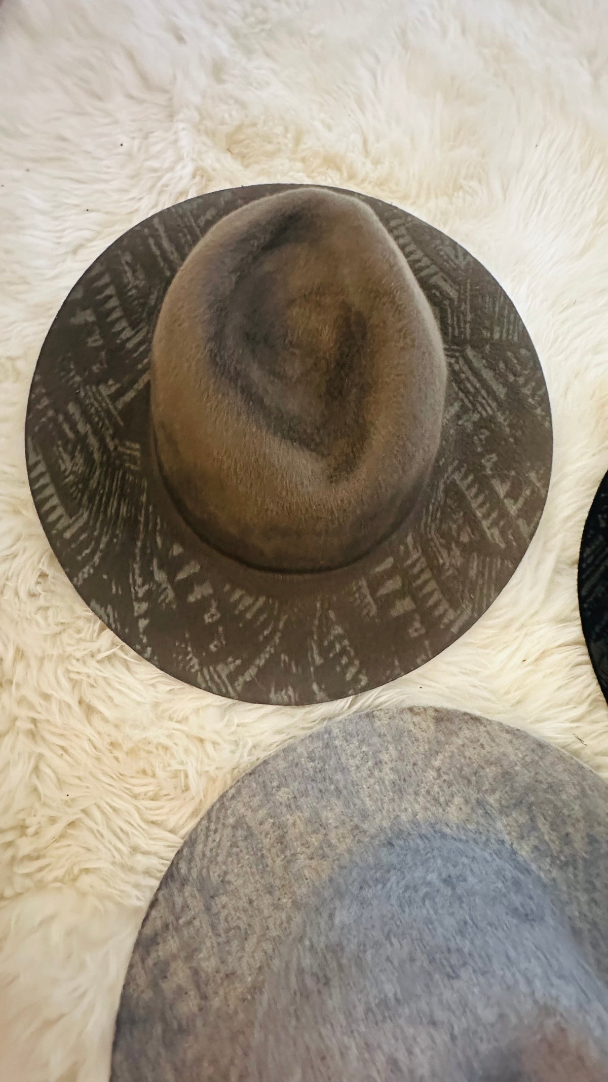 DESIGN PRINT TOP FELT HAT