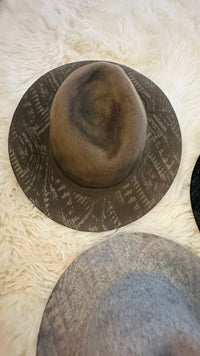 DESIGN PRINT TOP FELT HAT